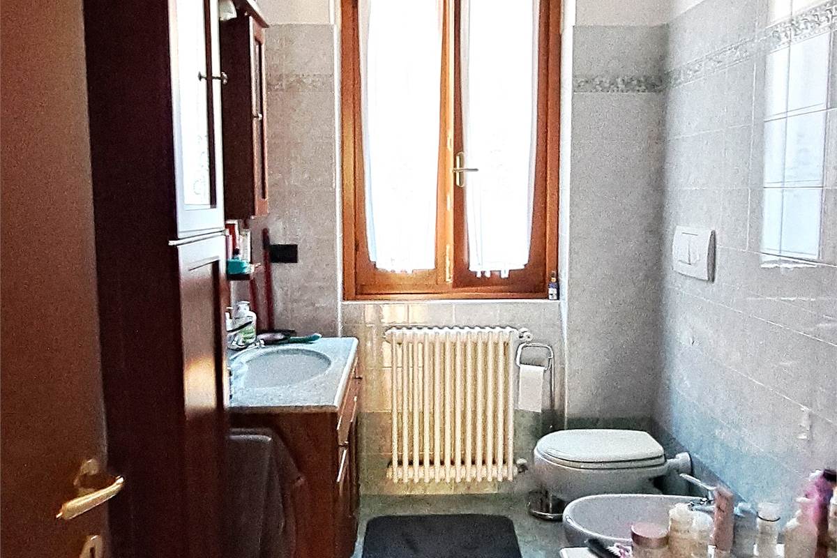 affittasi arredato 3 locali e 2 servizi