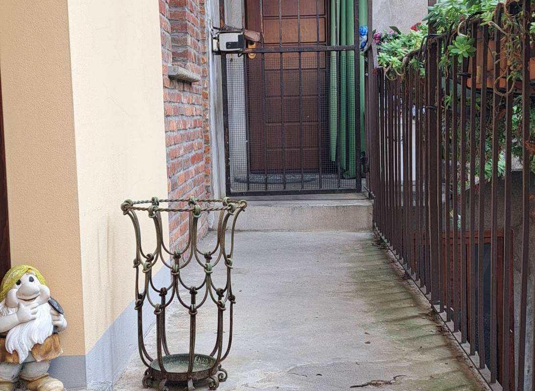 trilocale con doppi servizi e box