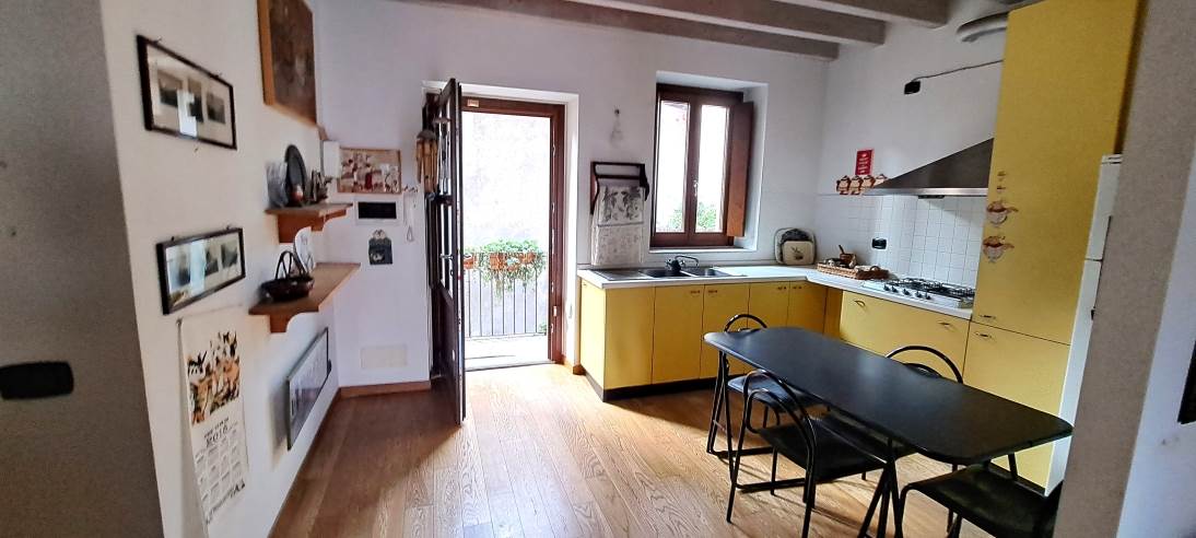 trilocale con doppi servizi e box