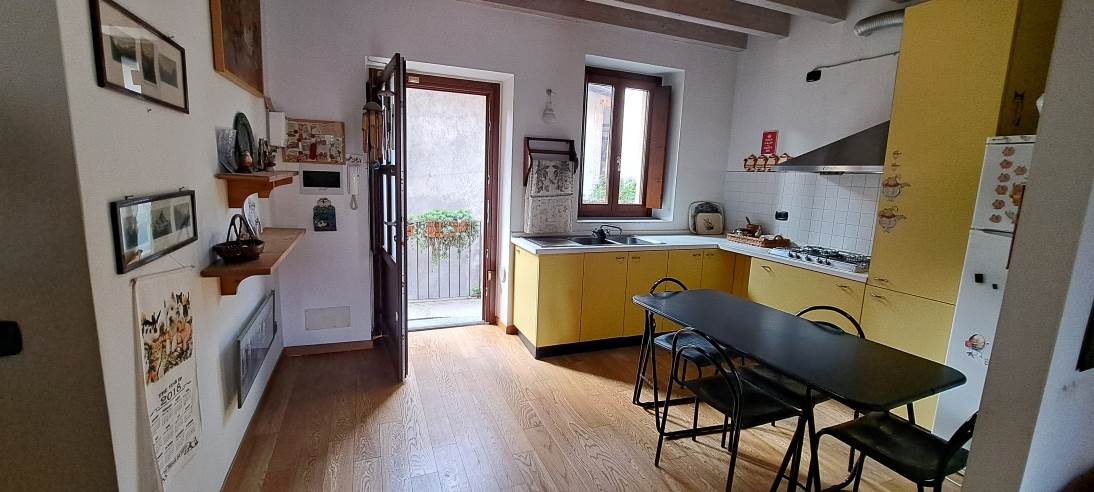 trilocale con doppi servizi e box