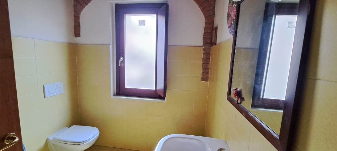 trilocale con doppi servizi e box