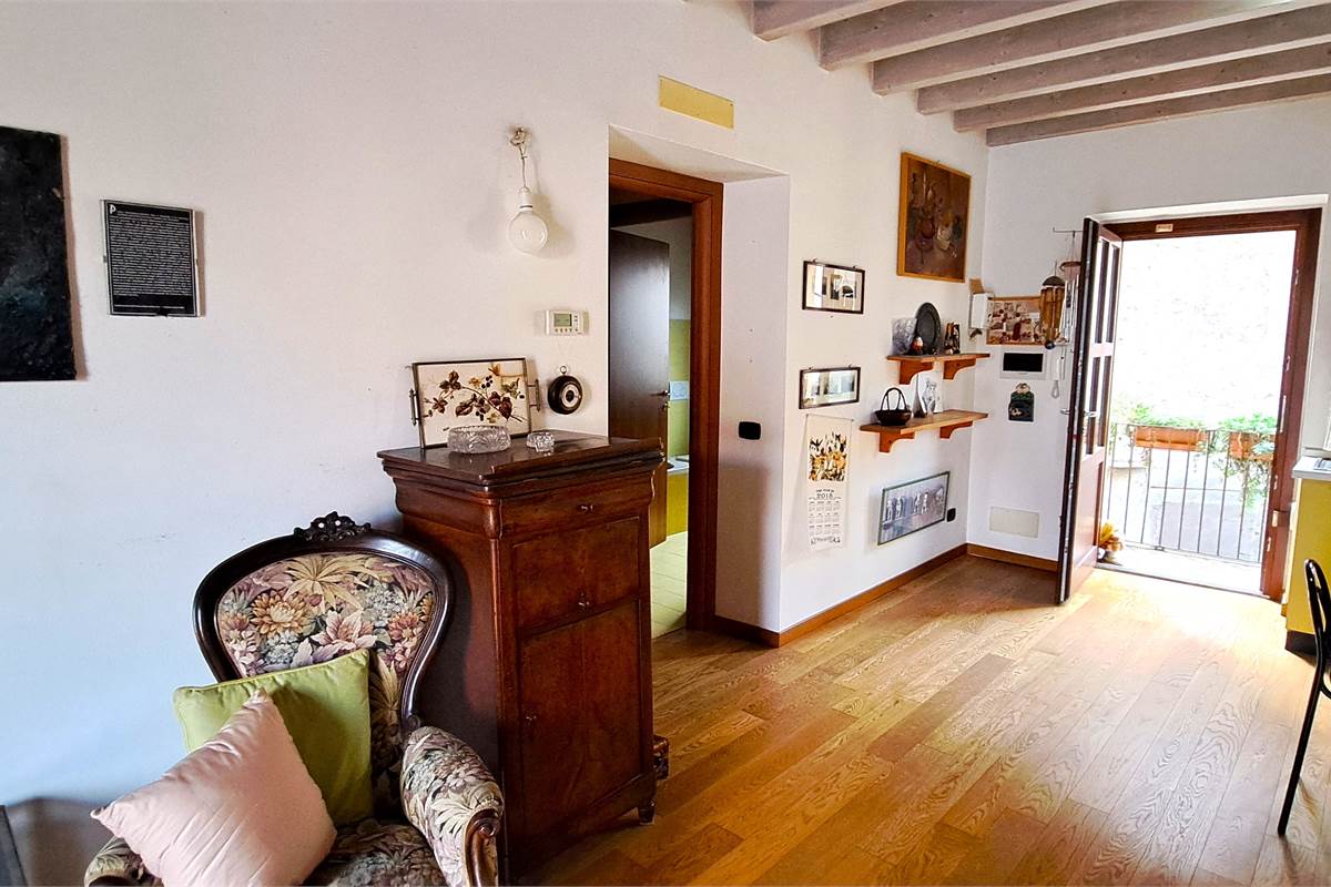 trilocale con doppi servizi e box