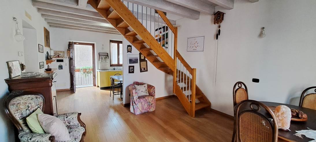 trilocale con doppi servizi e box