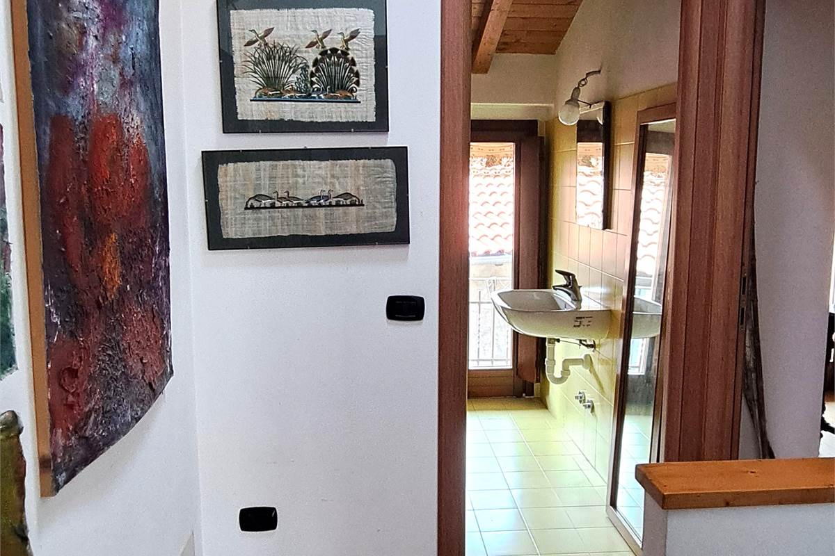 trilocale con doppi servizi e box