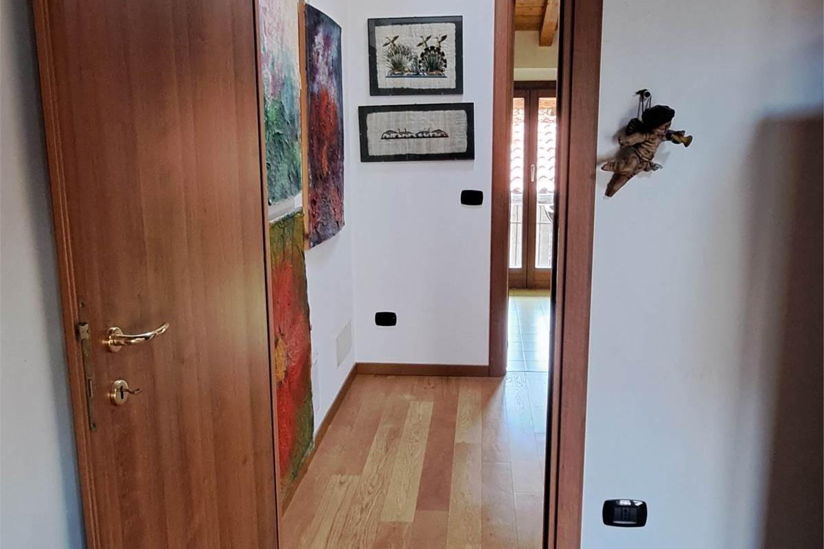 trilocale con doppi servizi e box