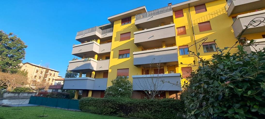 3 locali e servizi con box singolo