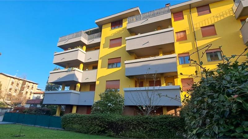 3 locali e servizi con box singolo