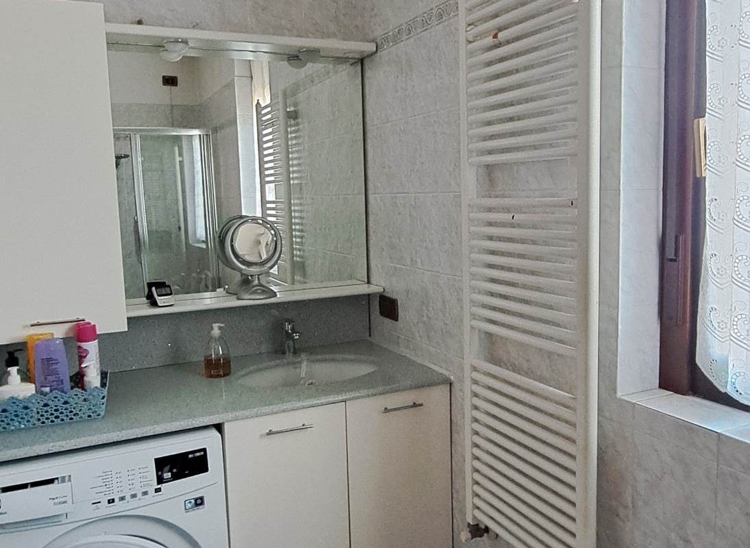 3 locali e servizi con box singolo