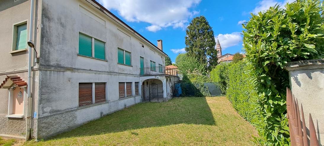 capannone industriale/artigianale con abitazione