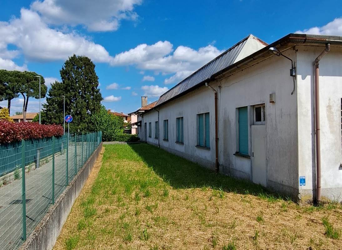 capannone industriale/artigianale con abitazione