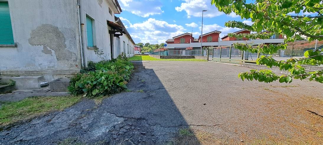 capannone industriale/artigianale con abitazione