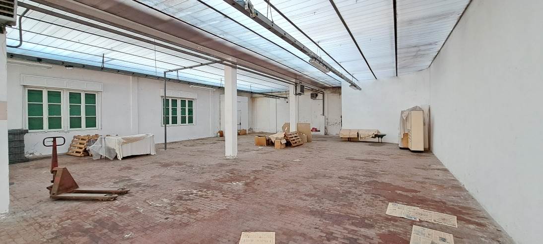 capannone industriale/artigianale con abitazione