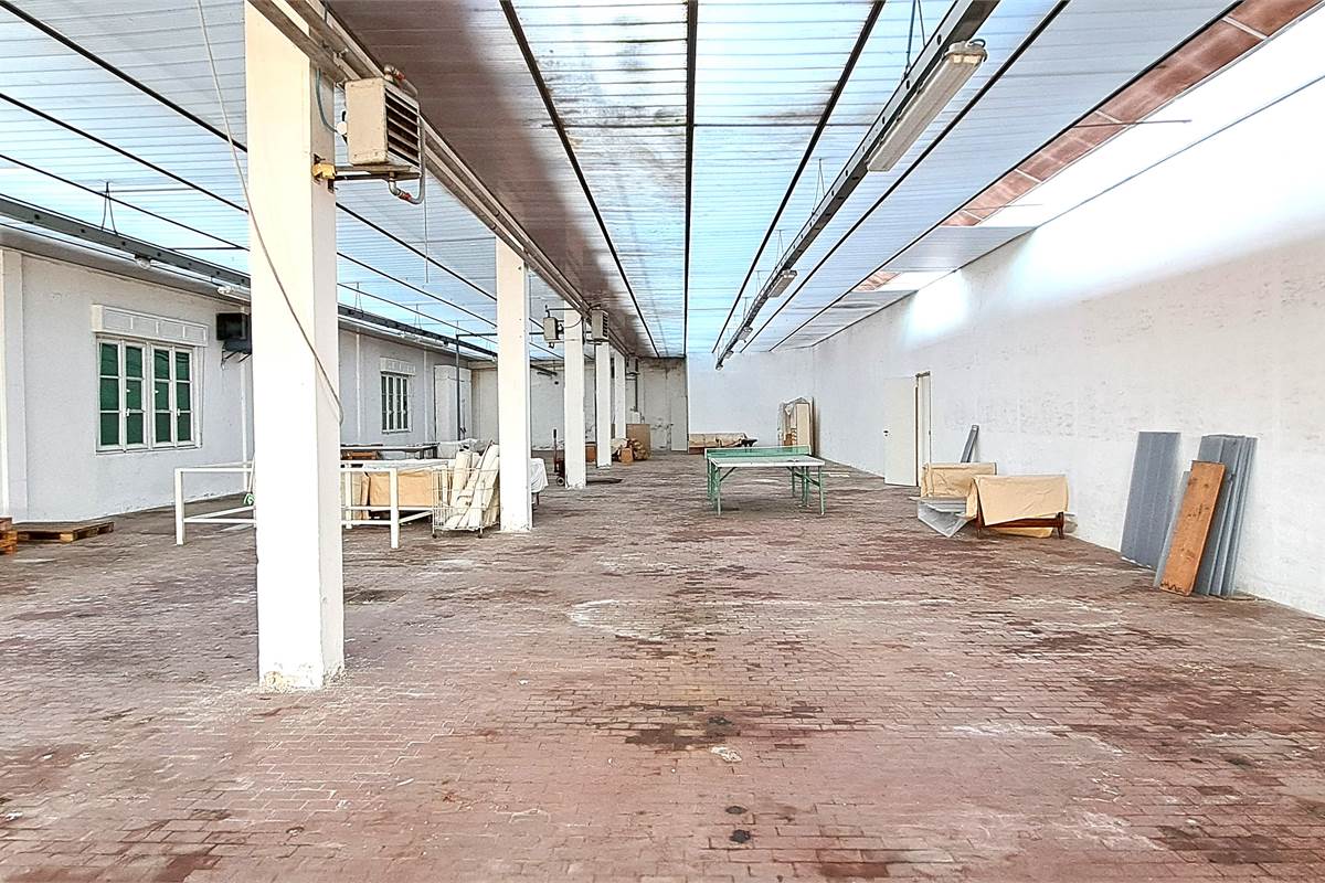capannone industriale/artigianale con abitazione