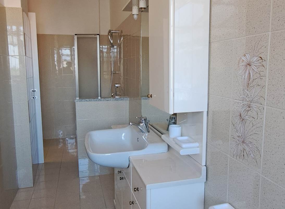 ultimo piano 3 locali e servizi