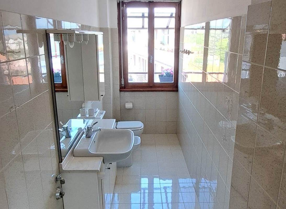 ultimo piano 3 locali e servizi