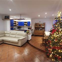 TRILOCALE semiautonomo in bifamiliare con box e p. auto