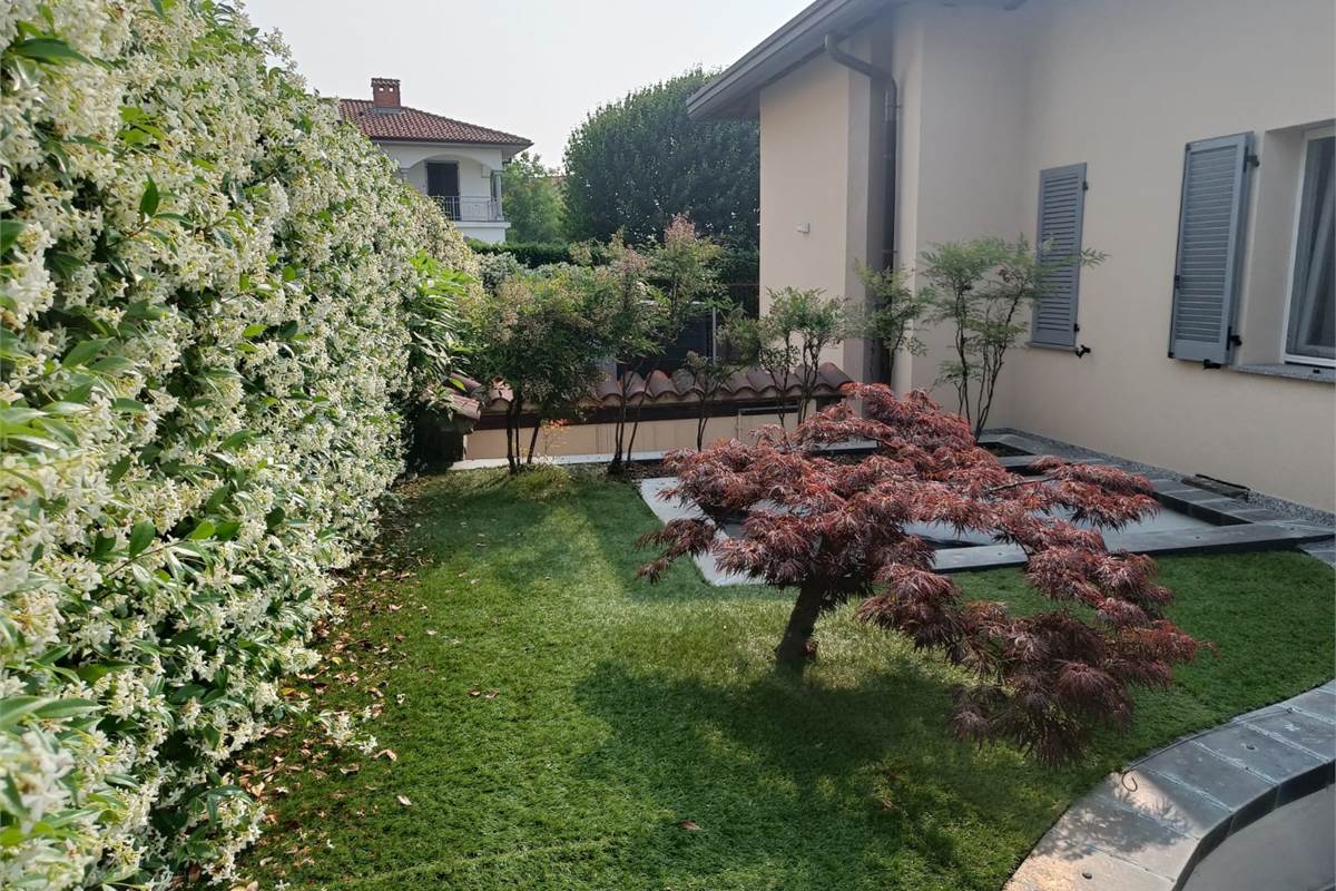 VILLA SINGOLA CON GIARDINO