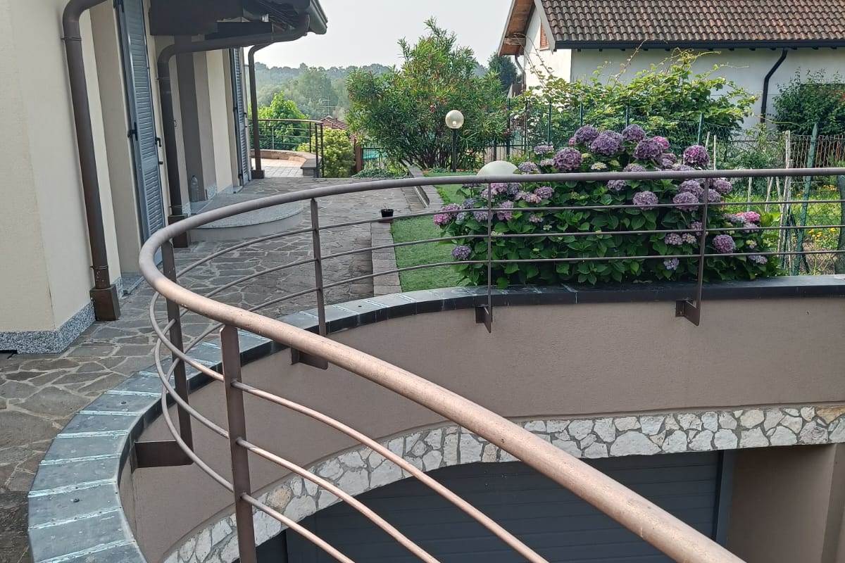 VILLA SINGOLA CON GIARDINO