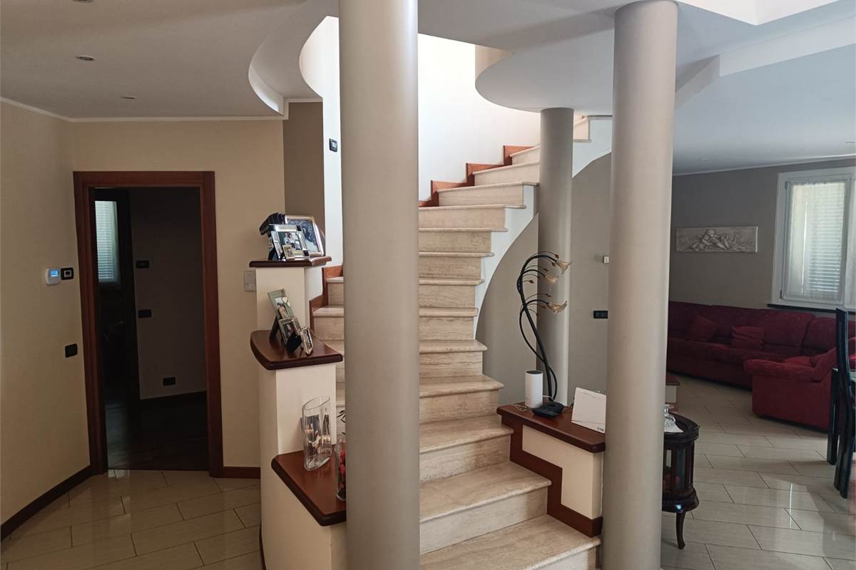 VILLA SINGOLA CON GIARDINO