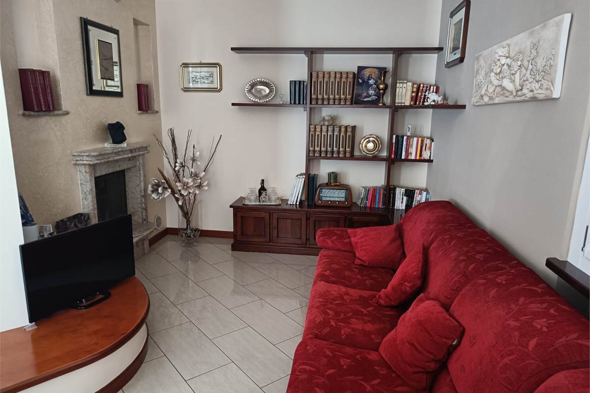 VILLA SINGOLA CON GIARDINO