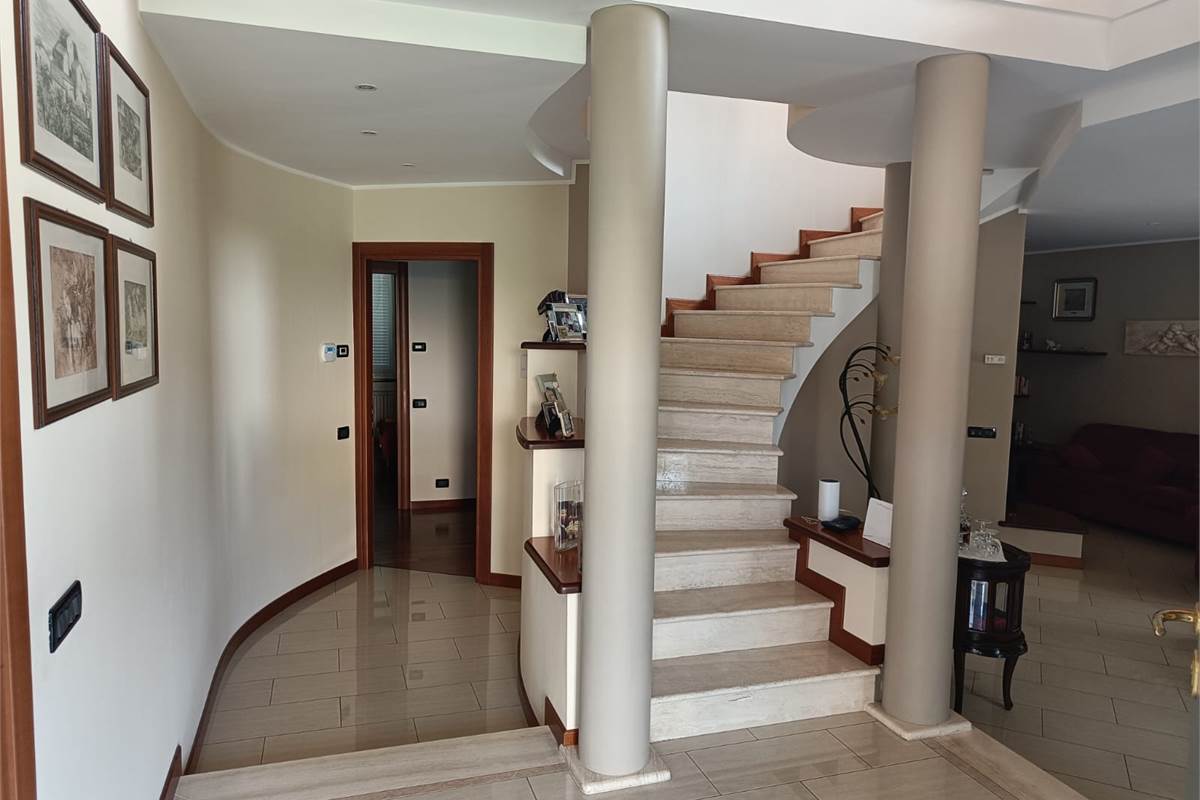 VILLA SINGOLA CON GIARDINO