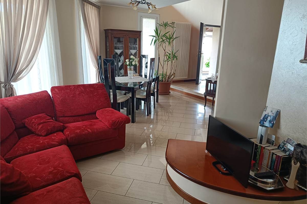 VILLA SINGOLA CON GIARDINO