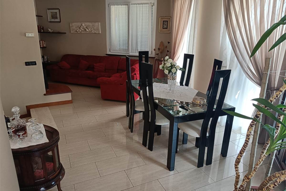 VILLA SINGOLA CON GIARDINO