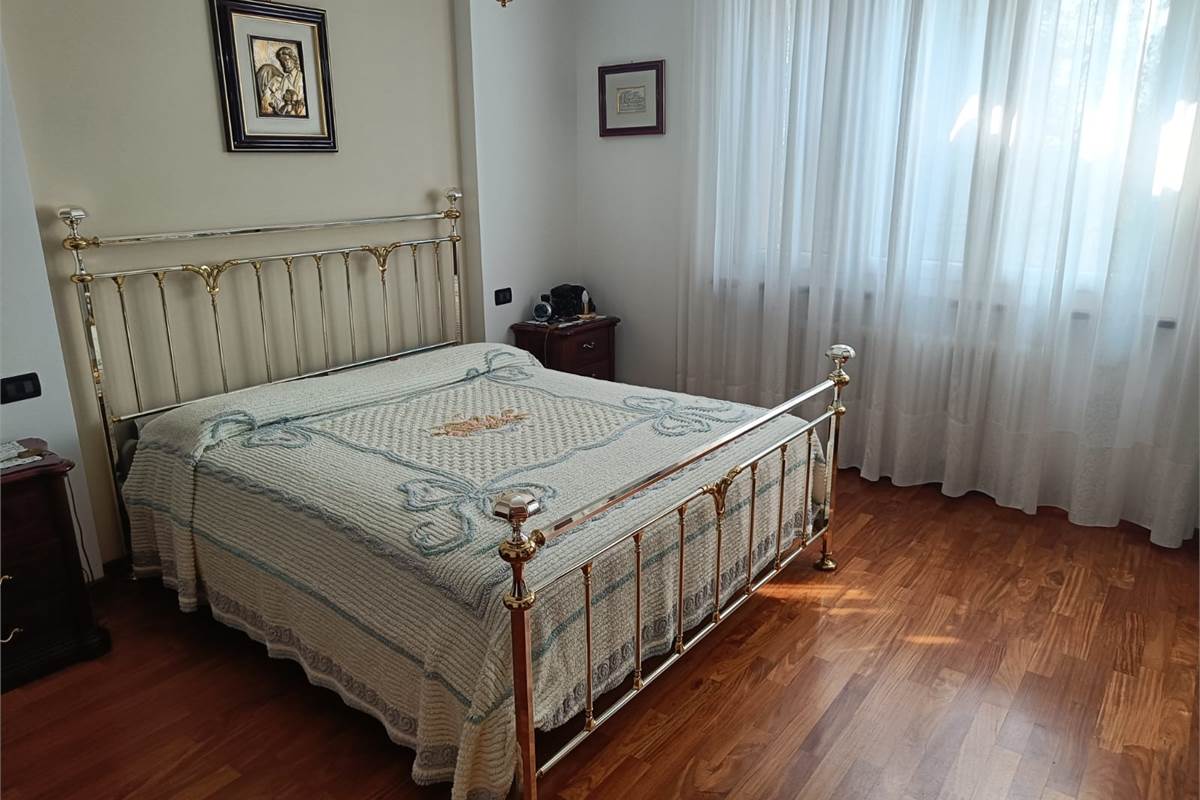 VILLA SINGOLA CON GIARDINO