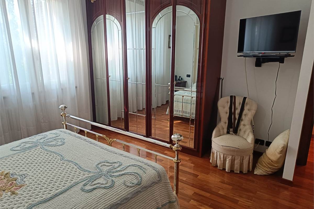 VILLA SINGOLA CON GIARDINO