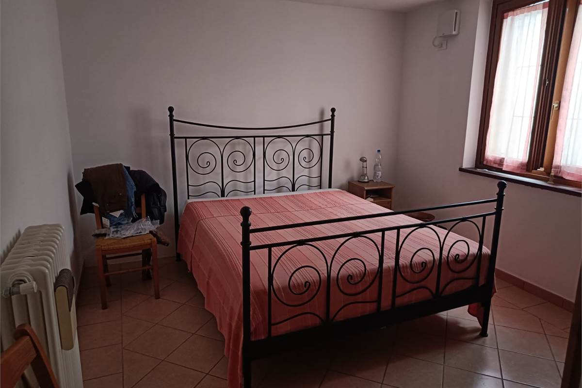 VILLA SINGOLA CON GIARDINO