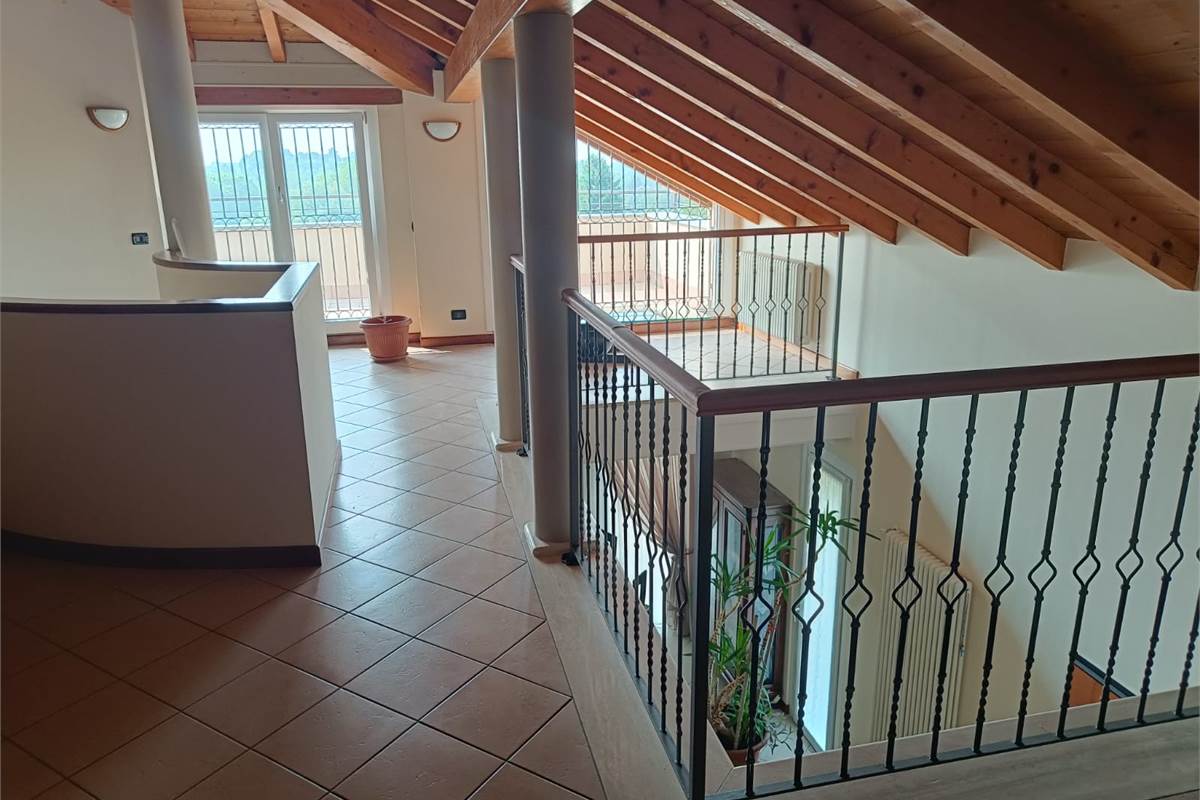 VILLA SINGOLA CON GIARDINO