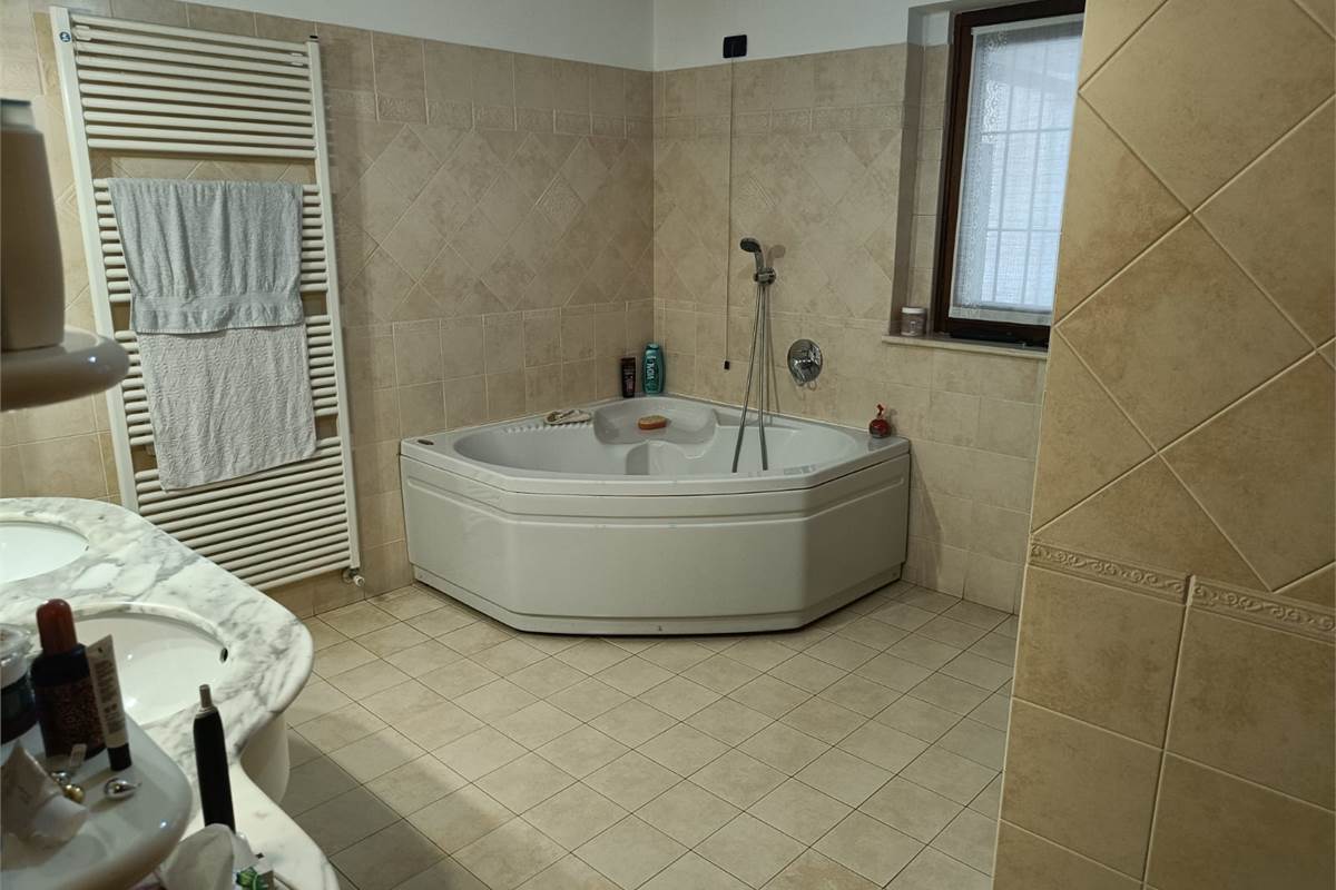 VILLA SINGOLA CON GIARDINO