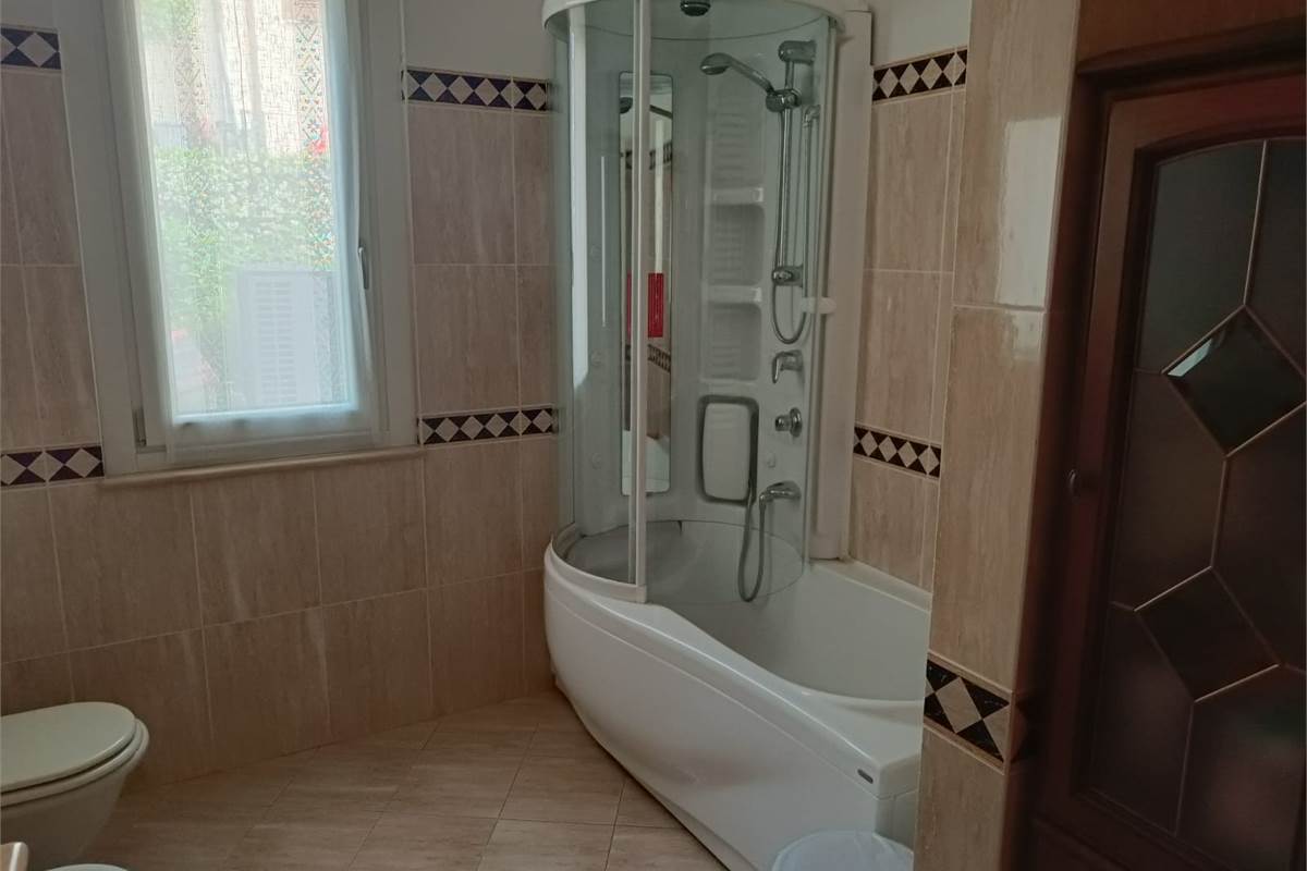 VILLA SINGOLA CON GIARDINO