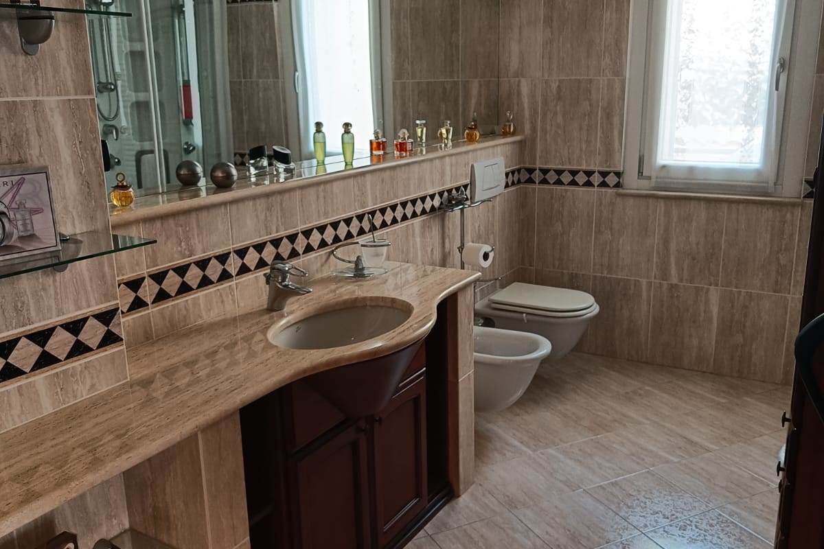 VILLA SINGOLA CON GIARDINO