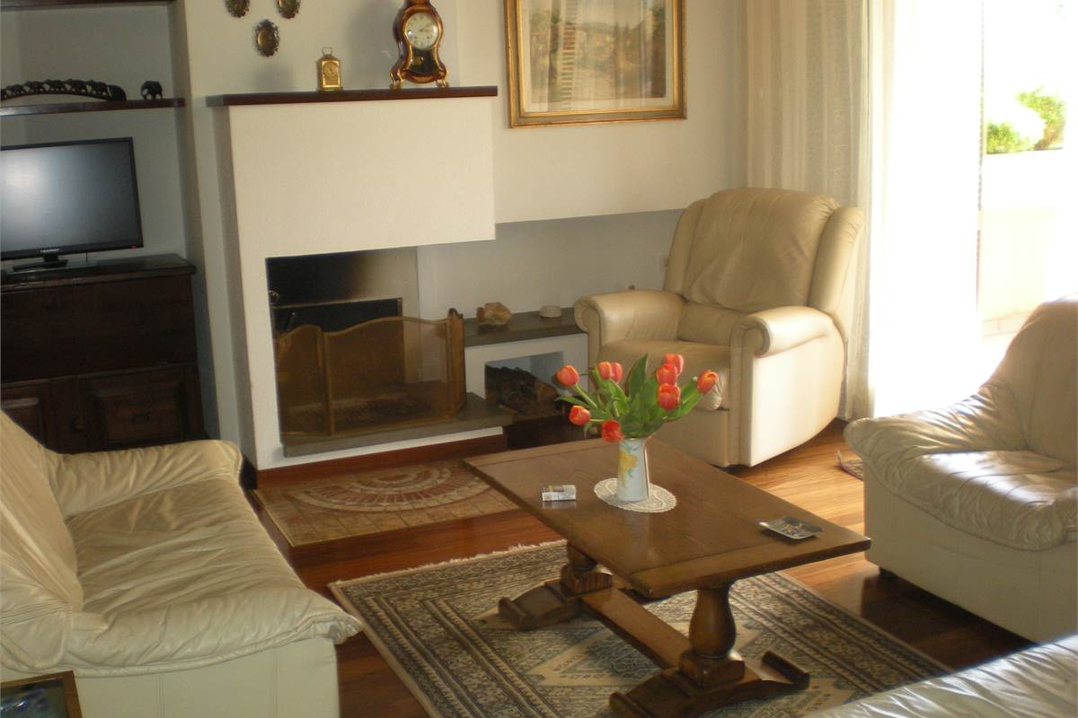 VILLA A SCHIERA DI TESTA