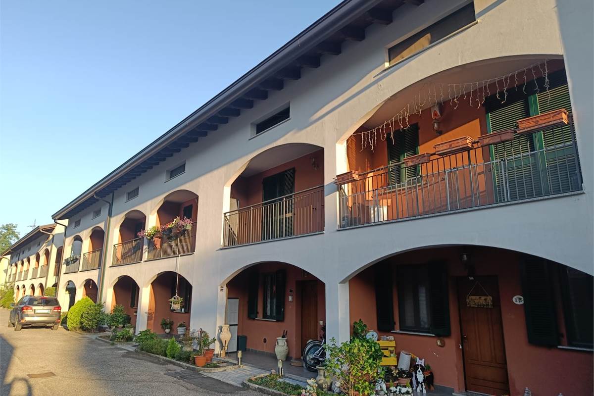 VILLA A SCHIERA