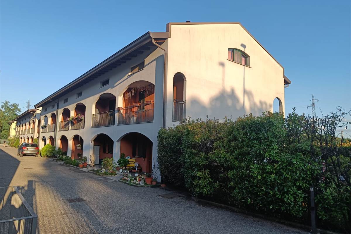 VILLA A SCHIERA