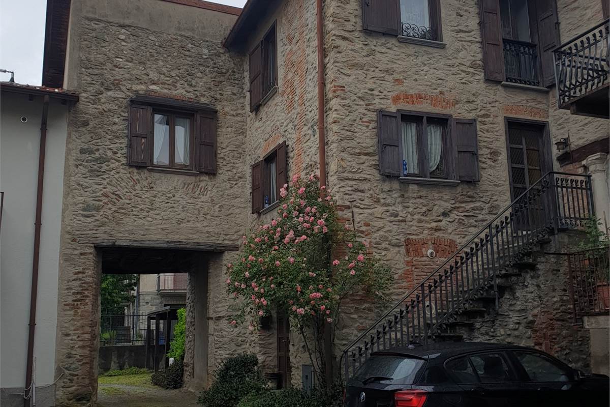 PORZIONE DI CASA CON GIARDINO