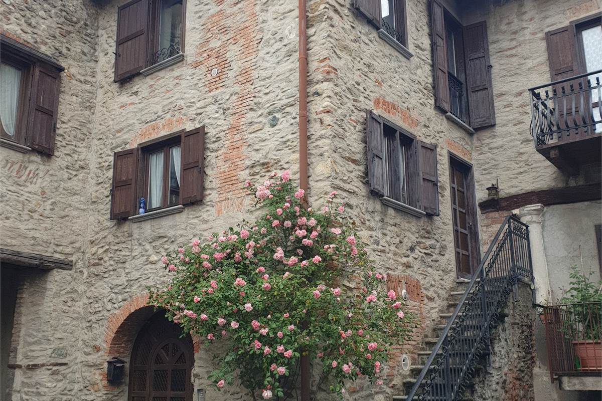 PORZIONE DI CASA CON GIARDINO