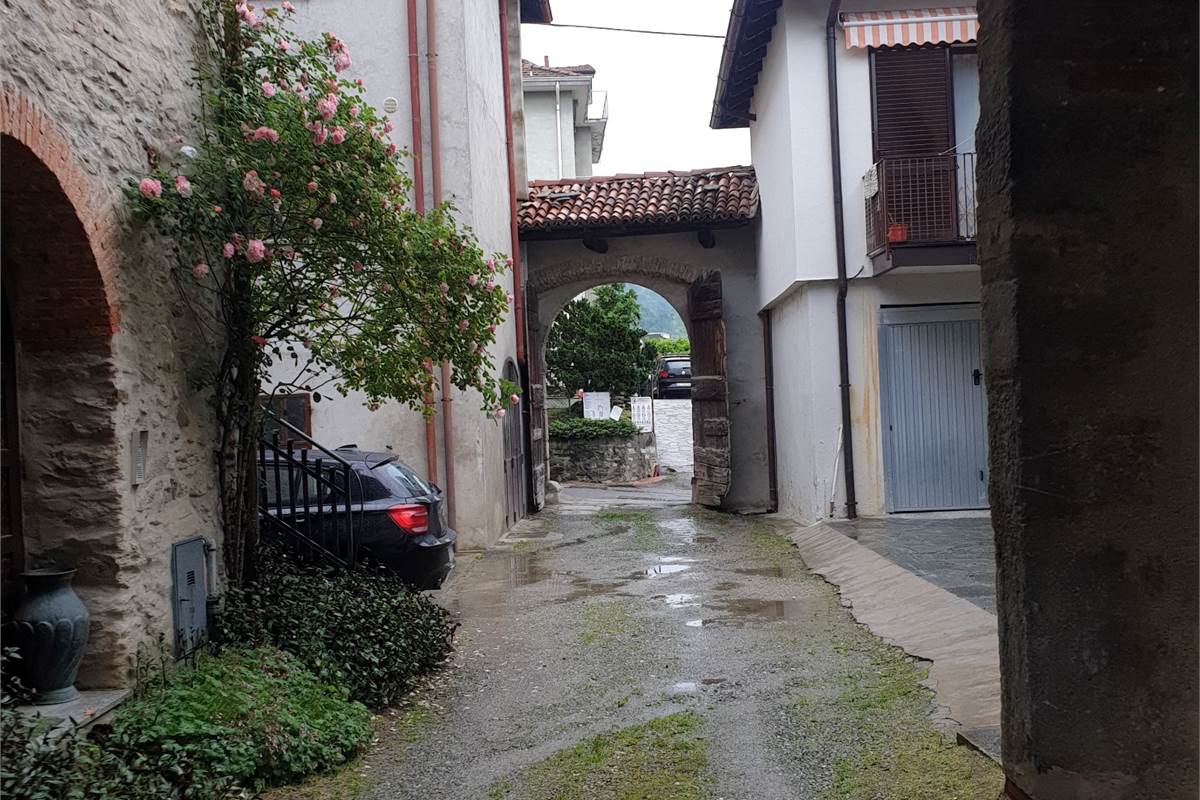 PORZIONE DI CASA CON GIARDINO