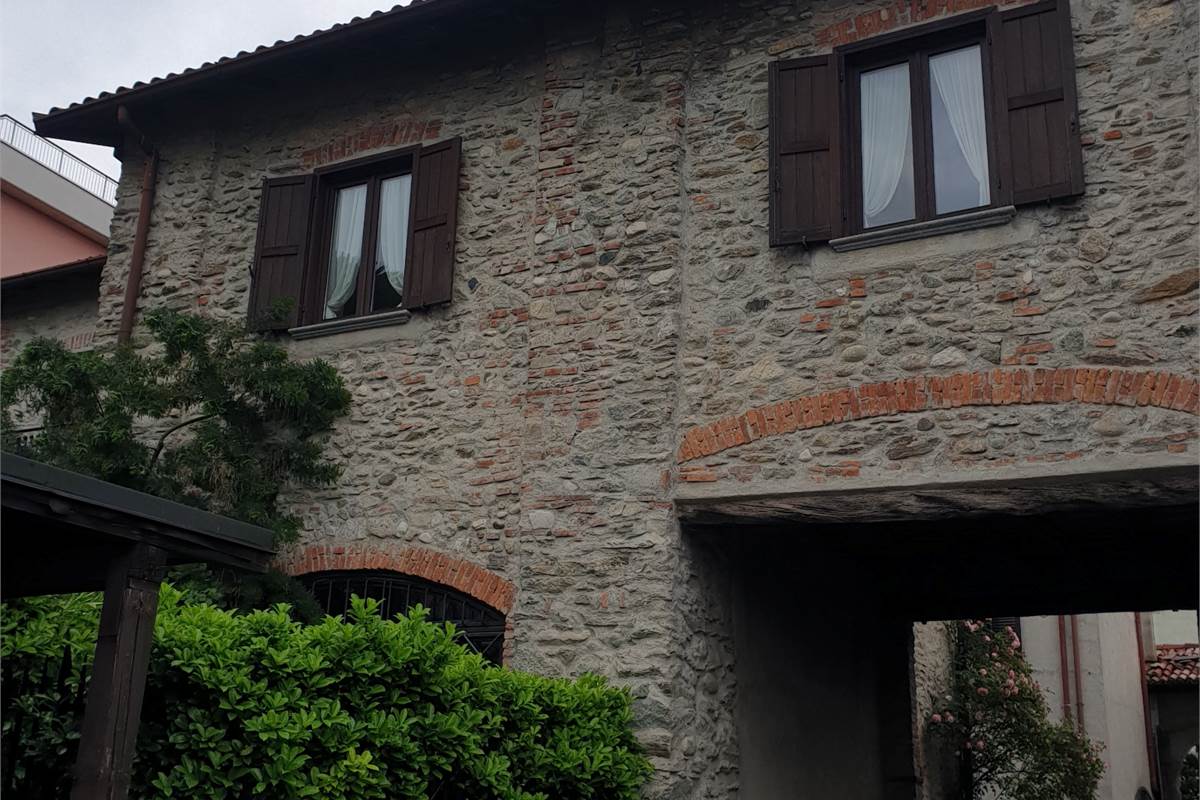 PORZIONE DI CASA CON GIARDINO