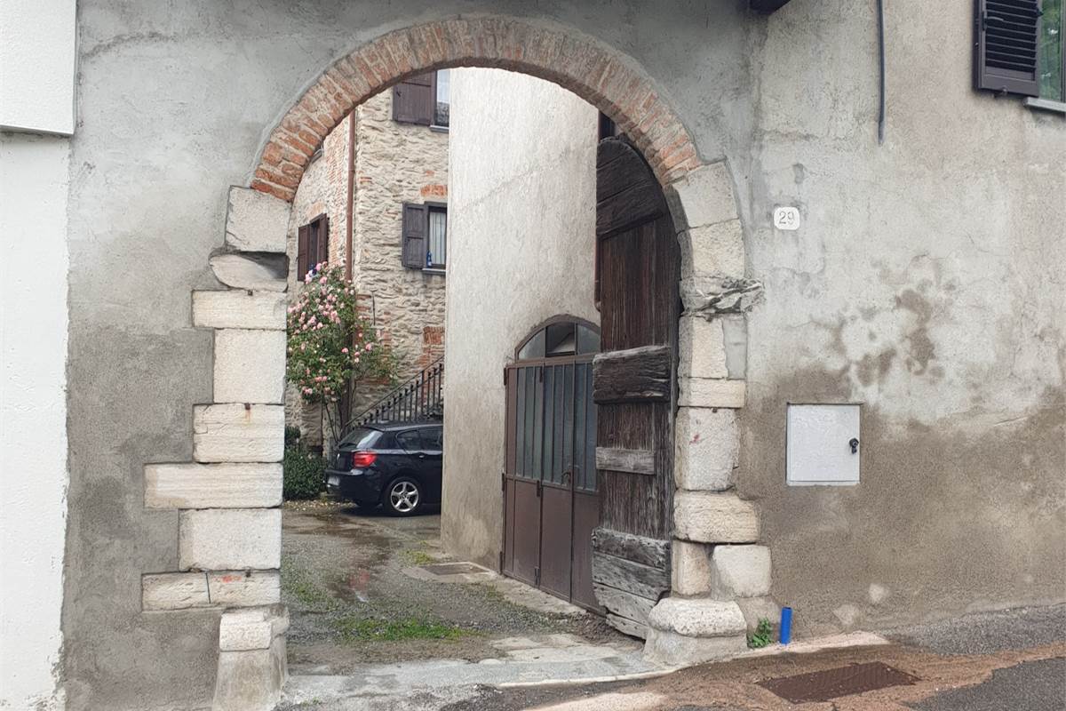 PORZIONE DI CASA CON GIARDINO