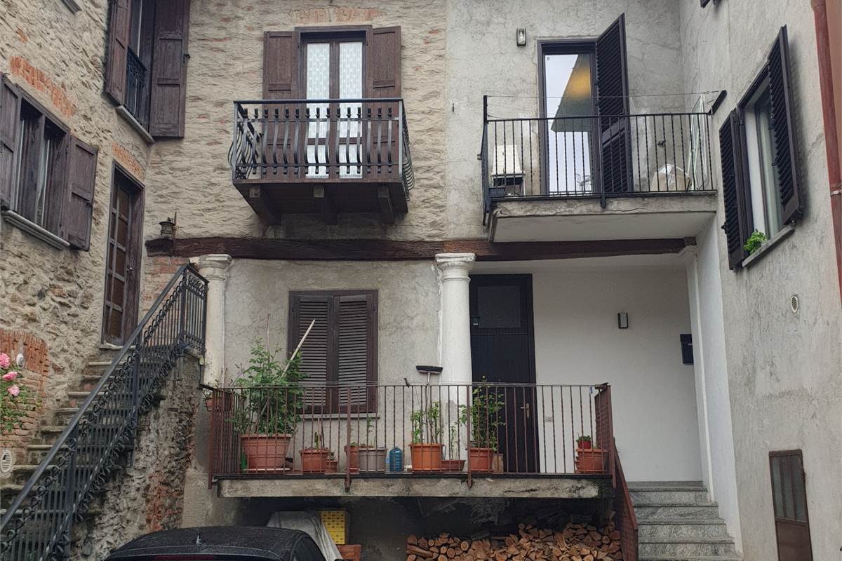 PORZIONE DI CASA CON GIARDINO