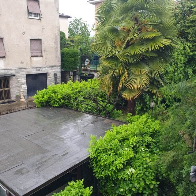 PORZIONE DI CASA CON GIARDINO