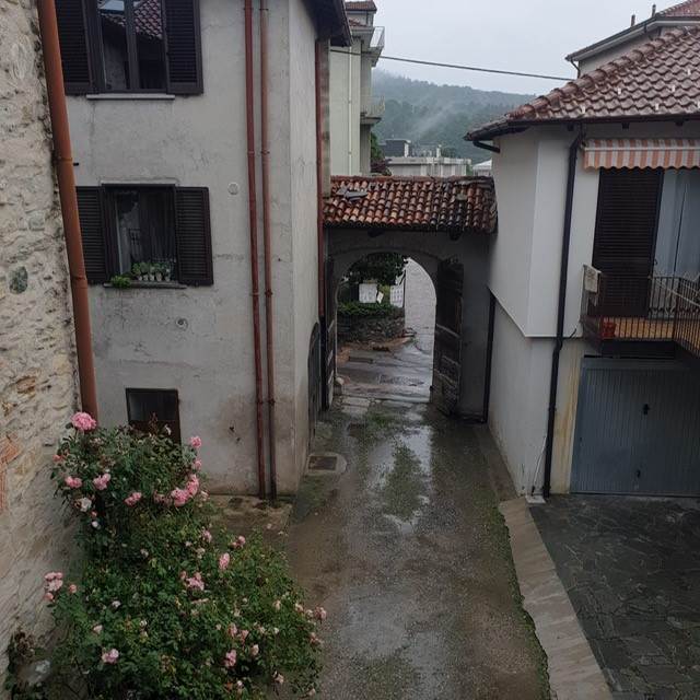 PORZIONE DI CASA CON GIARDINO