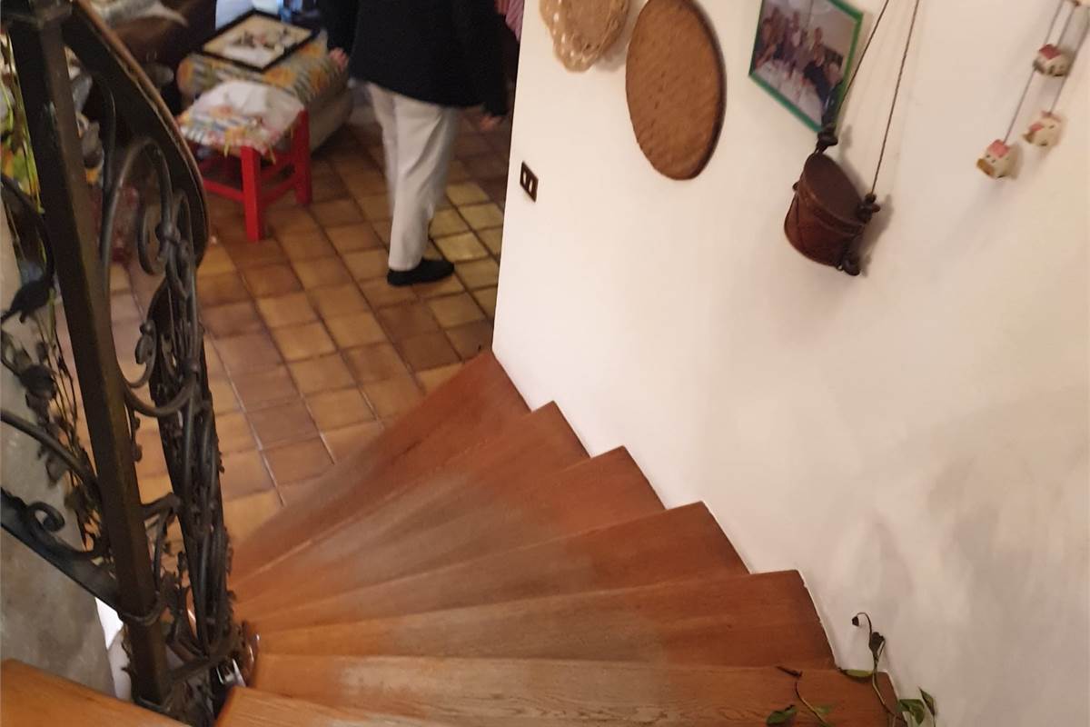 PORZIONE DI CASA CON GIARDINO