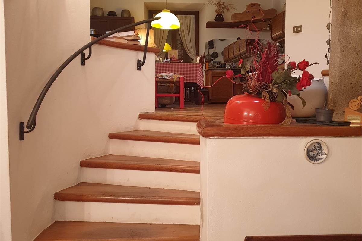 PORZIONE DI CASA CON GIARDINO