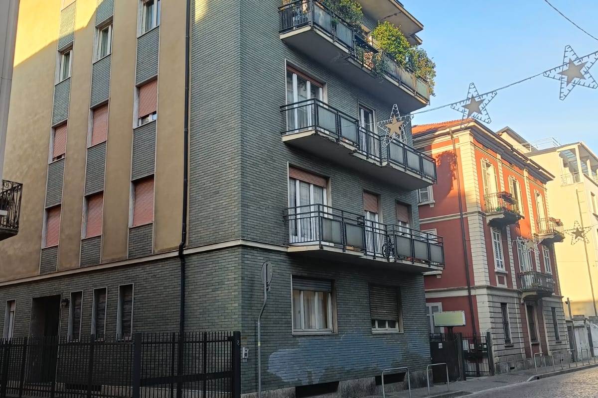 BILOCALE PIU' SERVIZI CON TERRAZZO