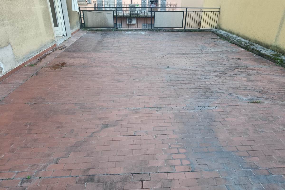 BILOCALE PIU' SERVIZI CON TERRAZZO