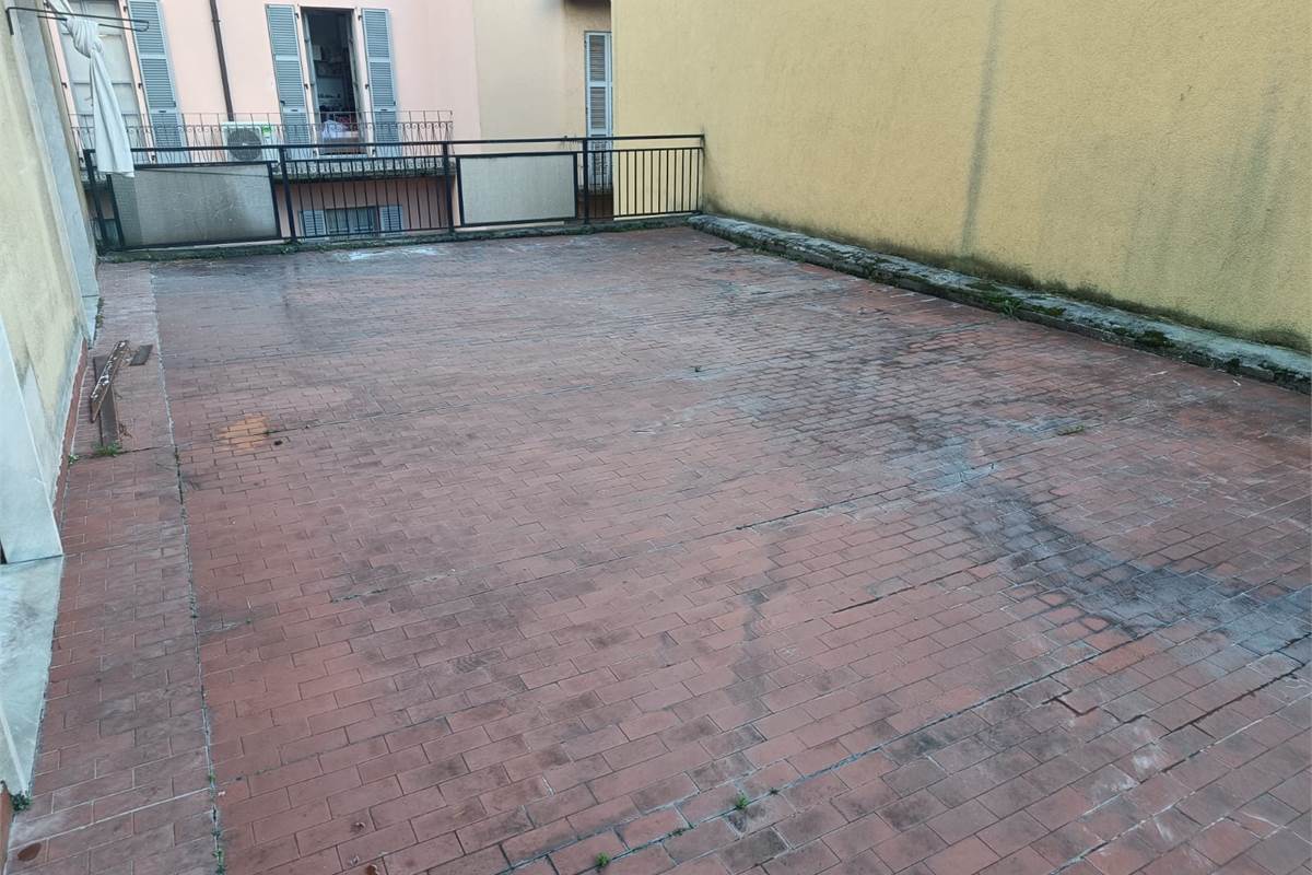 BILOCALE PIU' SERVIZI CON TERRAZZO